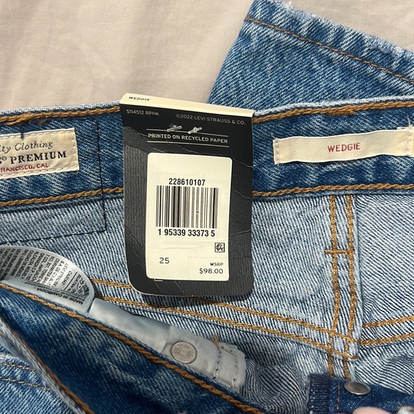 Nwt LEVI WEDGIE JEAN - Picture 2 of 5